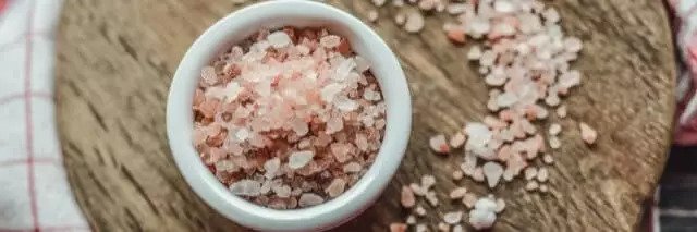 Salz in einer Schüssel auf einem Tisch, Salz und Salzwasser gegen Zahnschmerzen